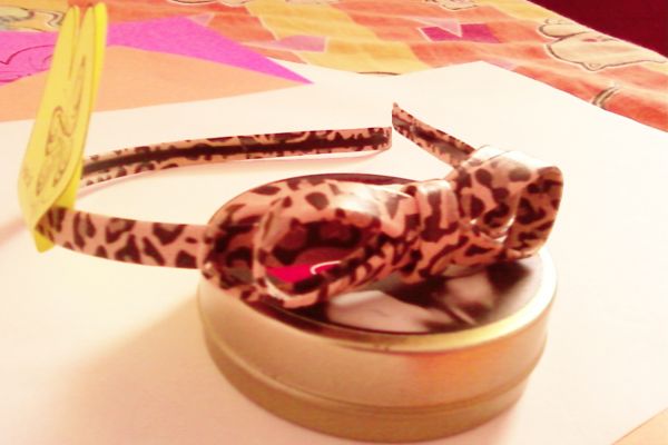 Tiara de couro com lacinho.