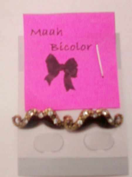 Brinco de bigodinho.